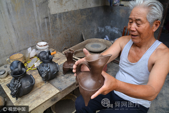 日照七旬老人再现唐朝“龙首壶” 最贵可卖2000元一把