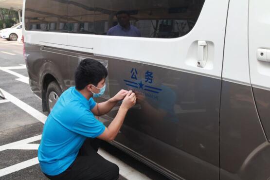 济南公车开喷“公车标” 举报公车私用可打这个电话