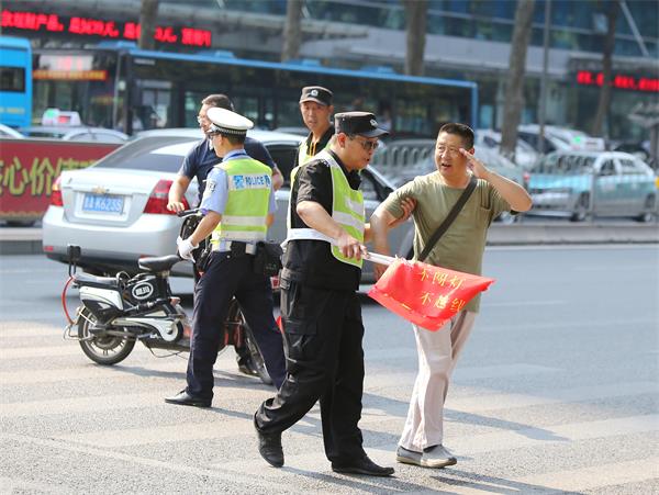 违法与文明只有一步之遥 莫被当成反面教材