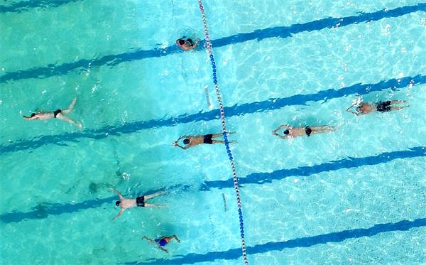 市区最高气温达到37.4度：市民泉水觅凉 全身包裹防晒伤