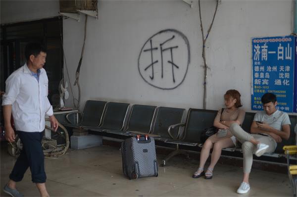 探访济南东站“假出站口” 四面全是商业房