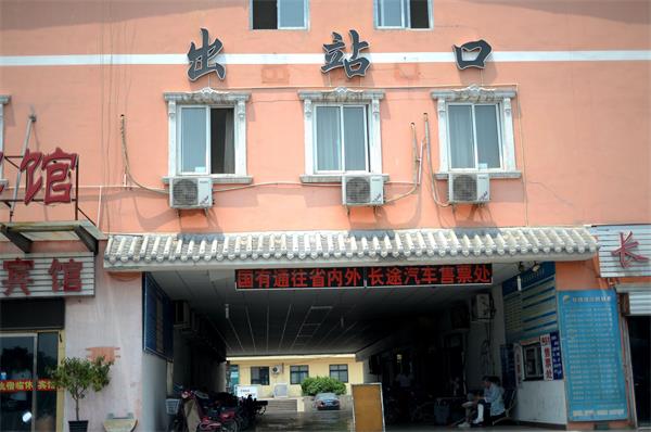 探访济南东站“假出站口” 四面全是商业房