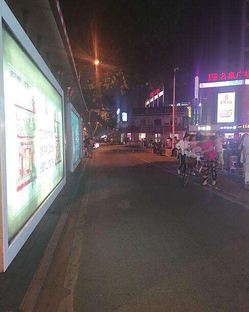 批量夜市被取缔后记者实地探访:摊贩无回潮 行人笑开花