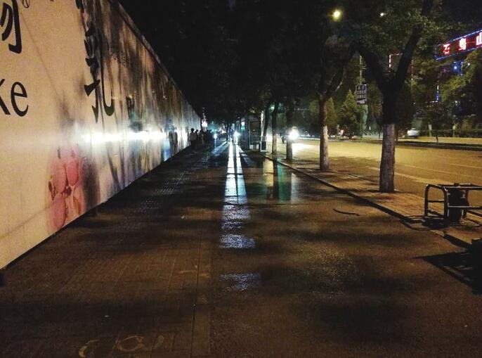 批量夜市被取缔后记者实地探访:摊贩无回潮 行人笑开花