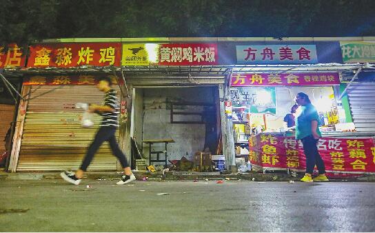 夜探舜玉南区小吃街：炸鸡块还热卖 隔壁黄焖鸡已自拆