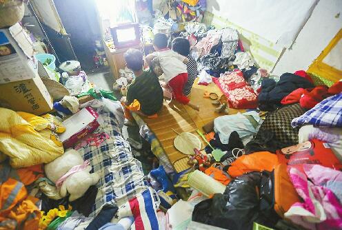 爹娘玩“消失”7岁娃面临上学难 祖孙三人靠扫街谋生