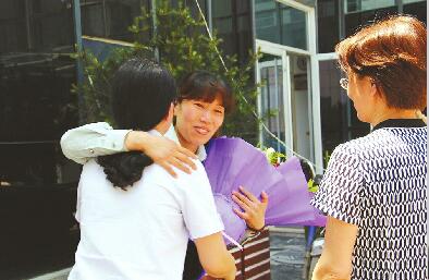 突遇晕倒老人急搀扶 历下“最美城管”棒棒哒