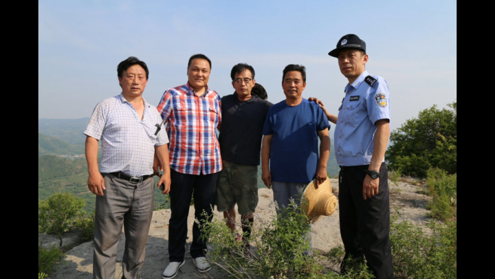 64岁老人被困陡峭山峰 济南南山公安5小时紧急营救