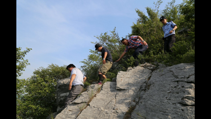 64岁老人被困陡峭山峰 济南南山公安5小时紧急营救