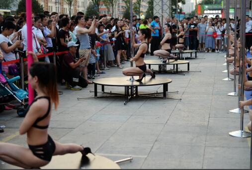 济南百名女孩齐跳青春版广场舞 围观市民喝彩欢呼