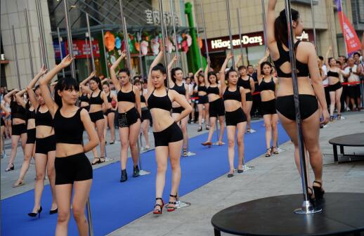 济南百名女孩齐跳青春版广场舞 围观市民喝彩欢呼