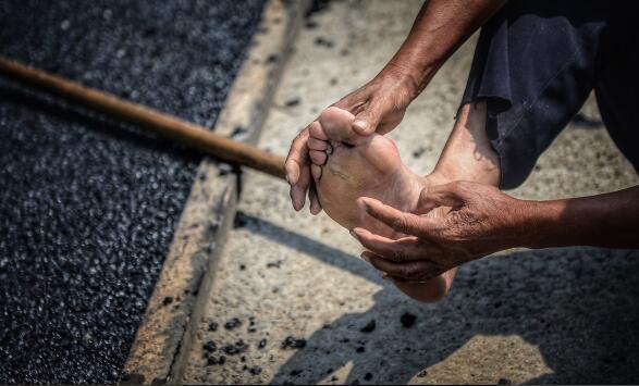 脚底的印记！二环西路沥青摊铺现场 施工人员挥汗如雨