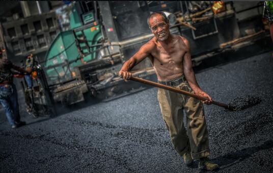 脚底的印记！二环西路沥青摊铺现场 施工人员挥汗如雨