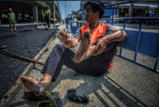 脚底的印记！二环西路沥青摊铺现场 施工人员挥汗如雨