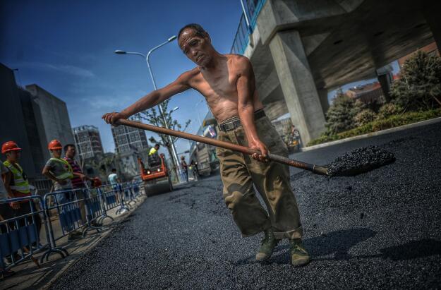 脚底的印记！二环西路沥青摊铺现场 施工人员挥汗如雨