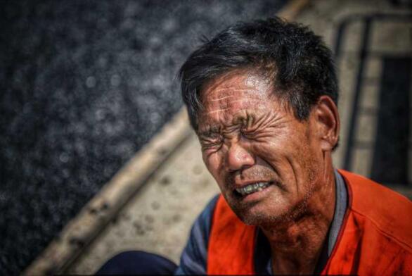 脚底的印记！二环西路沥青摊铺现场 施工人员挥汗如雨