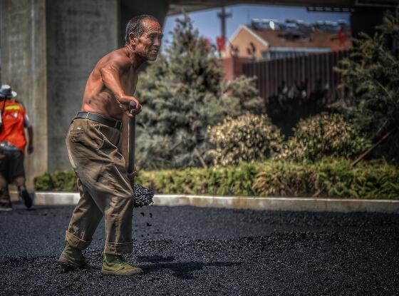 脚底的印记！二环西路沥青摊铺现场 施工人员挥汗如雨
