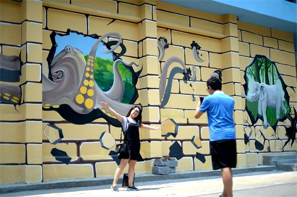 “3D动物园”现身明湖畔