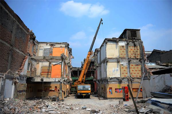 济南芙蓉街打通“西大门” 拆除后建筑垃圾清运一空