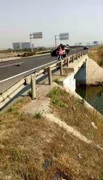 山东胶州一教练车在接送学员途中被撞飞 多人受伤