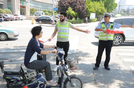 不闯红灯也打小旗！巴基斯坦友人助力创城