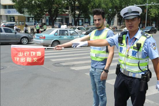 不闯红灯也打小旗！巴基斯坦友人助力创城