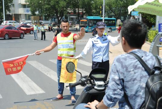 不闯红灯也打小旗！巴基斯坦友人助力创城