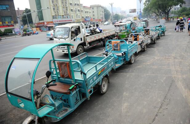 济南天桥交警查扣无牌无证三轮车 首尾相连似“火车”