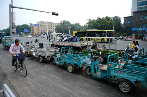 济南天桥交警查扣无牌无证三轮车 首尾相连似“火车”