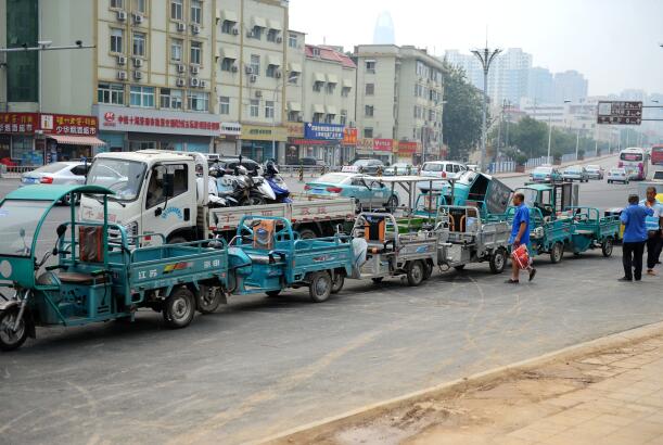 济南天桥交警查扣无牌无证三轮车 首尾相连似“火车”