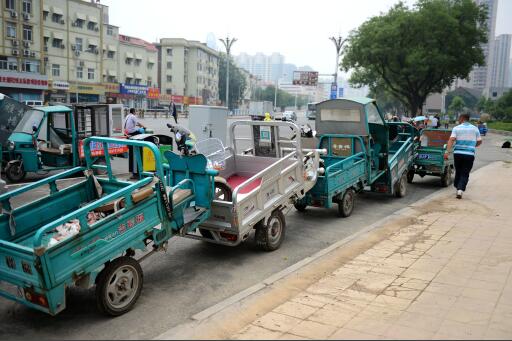 济南天桥交警查扣无牌无证三轮车 首尾相连似“火车”