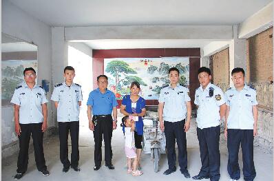 创文明城中的暖心事 取缔违规摊位后城管自发捐款一千元