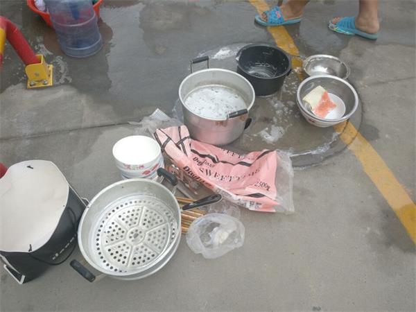 济南嘉梓苑小区停水三天 居民只能买水喝