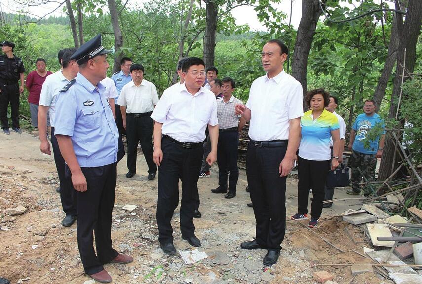 6月18日,平阴县委副书记,县长焦卫星在参加电视问政节目《作风监督