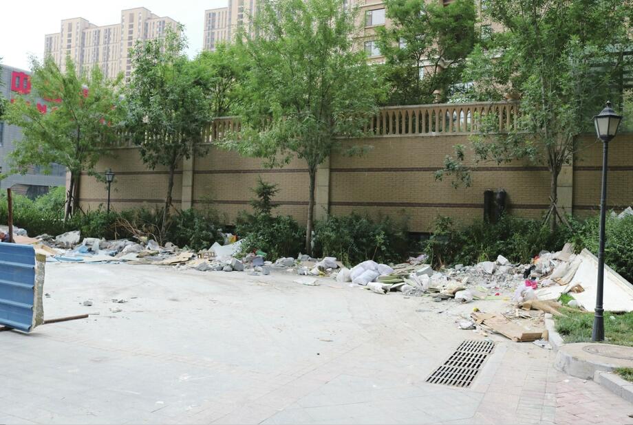 半夜倾倒装修垃圾困扰业主 舜奥嘉园南区居民不敢开窗