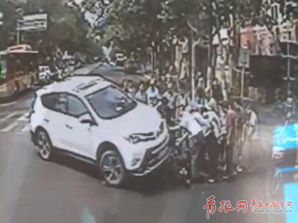 ů��һĻ �ൺһ���ӱ�ײ���복��·��̧������