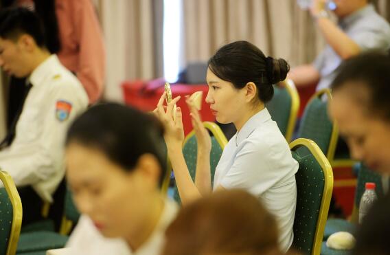 航空公司来济南招空乘 最低年龄要求放宽到1999年