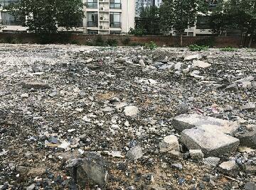 泰山名饮南侧的垃圾裸露 长荣物流东侧建筑垃圾“裸奔”