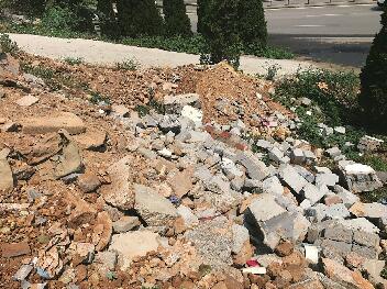 泰山名饮南侧的垃圾裸露 长荣物流东侧建筑垃圾“裸奔”