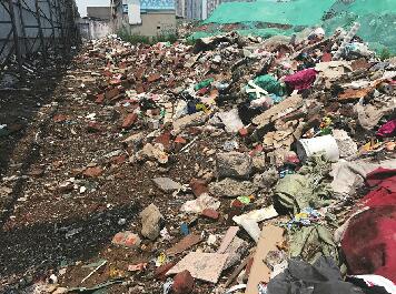 泰山名饮南侧的垃圾裸露 长荣物流东侧建筑垃圾“裸奔”