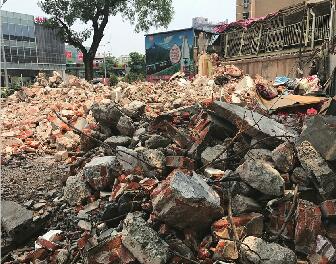 泰山名饮南侧的垃圾裸露 长荣物流东侧建筑垃圾“裸奔”