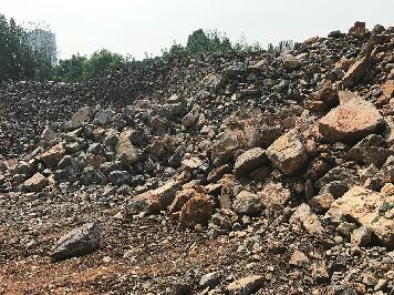 泰山名饮南侧的垃圾裸露 长荣物流东侧建筑垃圾“裸奔”