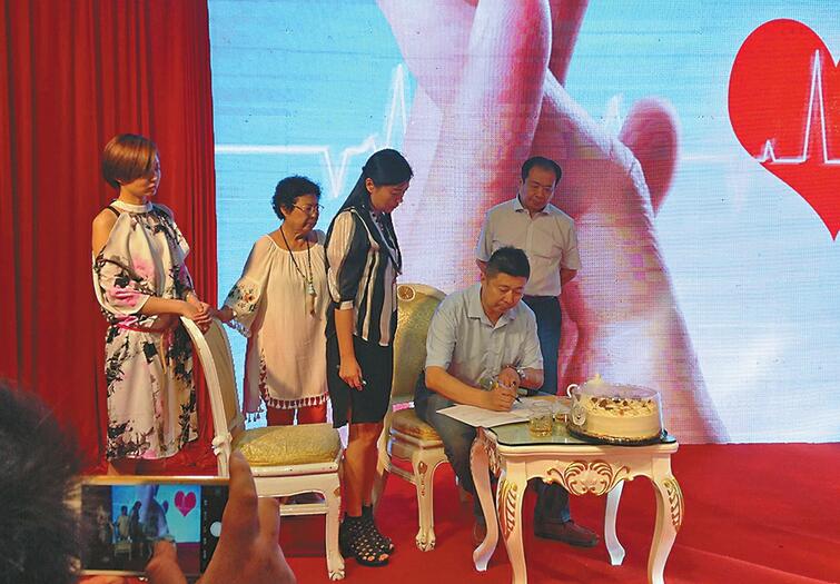五旬男子心脏移植后“重生” 三代四人同签遗体捐献协议