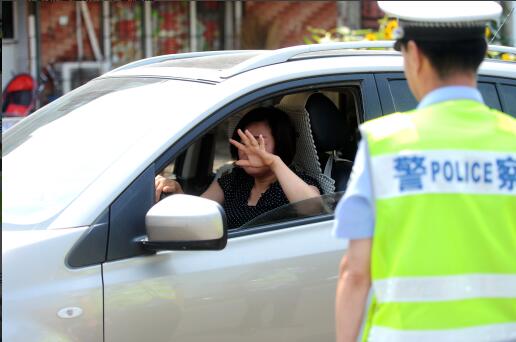 女司机占道违停拒绝配合执法 民警喷辣椒水将其制服