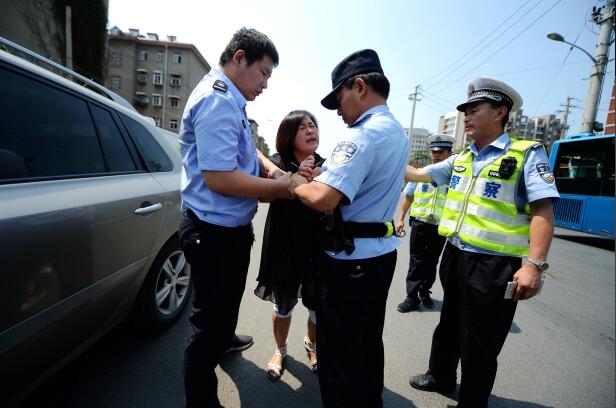 女司机占道违停拒绝配合执法 民警喷辣椒水将其制服