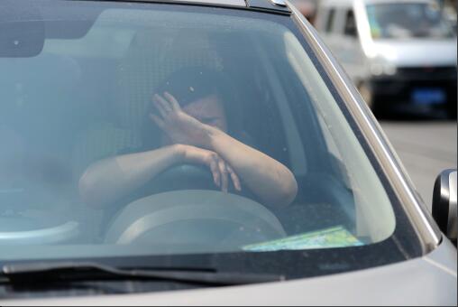 女司机占道违停拒绝配合执法 民警喷辣椒水将其制服