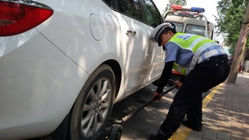 济南拖车风暴来袭 一上午已有6辆车被拖