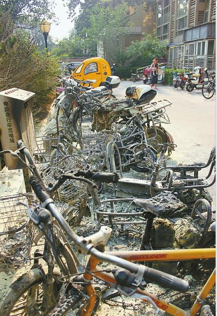 挨着充电桩7辆车烧成废铁 充电桩运营商:或因电动车自燃