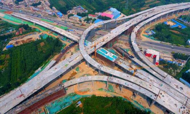 济南最高立交展雄姿 凤凰山立交计划明年6月全线通车