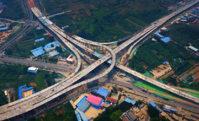 济南最高立交展雄姿 凤凰山立交计划明年6月全线通车